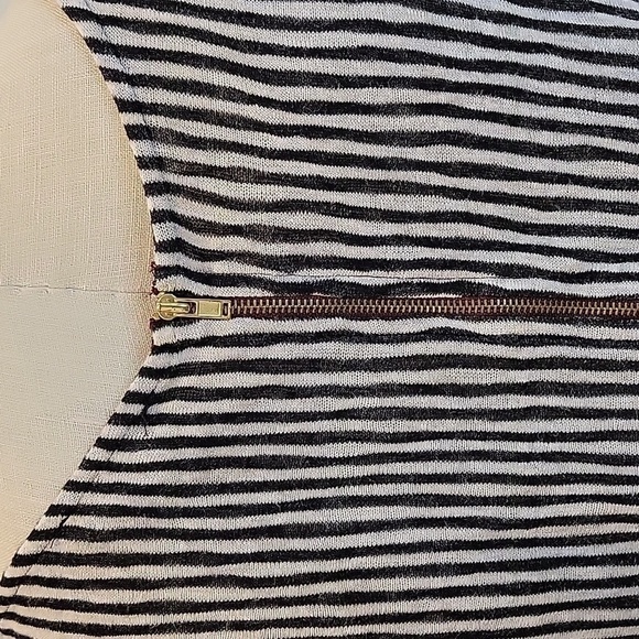 W5 black and white zipper back top - Picture 3 of 5